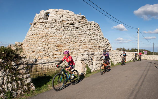 Un jaciment talaiòtic contempla el pas dels bikers.